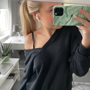 svart tröja  - supersöt svart tröja från na-kd💞säljer för 150 + frakt 👌🏼👌🏼