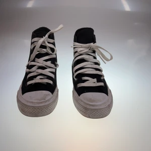 Converse skor - Ett par Converse i storlek 38. Har speciell sula så de är mjukare att gå i.