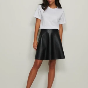 PU kjol - Svart PU läderkjol, använd en gång så den är nyskick, jättesnygg! Från NAKD