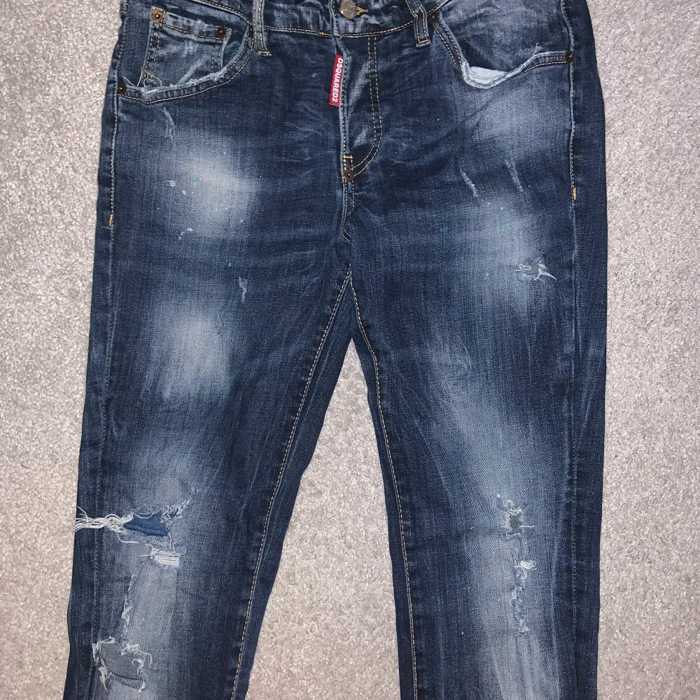 Dsquared2 jeans köpta i italien, använda mycket men fortfarande i bra skick. Jeans & Byxor.