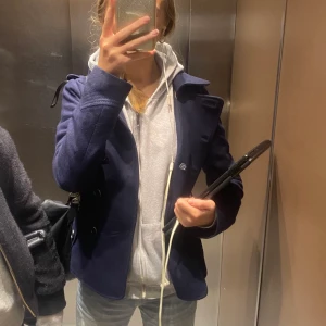 Mörk blå kappa  - Tänkte sälja min absoluta favorit kappa efter den itne kommer till användning💓 Kappan är mörkblå och SÅ FIN nu till hösten. Den sticks inte överhuvudtaget. Priset börjar på 500kr, budgivning om flera är intresserade. Fler bilder eller frågor- skriv privat