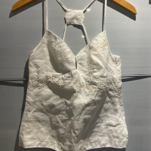 Linne - Så gulligt linne i linnetyg med paljetter och små sömdetaljer på, öppen i ryggen 💕 Märket heter Nafnaf och den är i storlek 36!