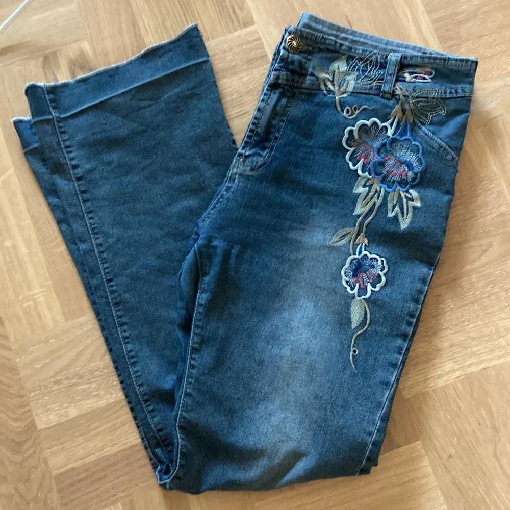 Säljer mina fina jeans med broderiblommor på då de inte längre är min stil! Kontakta privat vid fler bilder eller frågor! 💗. Jeans & Byxor.