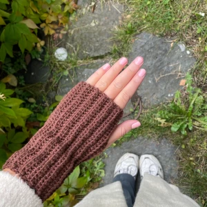 Torgvantar🤎 - Virkade mörkbruna torgvantar🐻100% bomull och finns matchande hårband att köpa! STRL: S/M eller M/L🫶🏼 @CrochetByViola på instagram