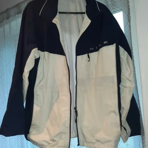 Nike jacka  - Passar påde M och L 