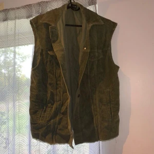 Forest grön väst, storlek M - Användes bara några gånger, är tyvärr tröttnat på den, därför vill sälja den:)