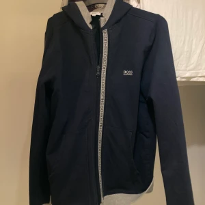 Hugo Boss Tröja - Hugo Boss hoodie i storlek MEDIUM. Inga hål eller rispor på tröjan. 