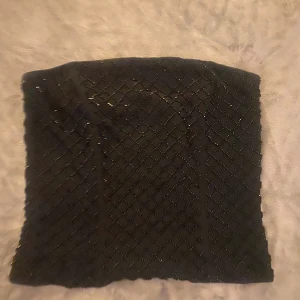 Korsett - En super fin svart korsett med pärlor som glittrar❣️. En av ”hylsorna” man ska snöra där bak har lossnat. Originalpris tror jag var runt 700 men säljer billigare då den är sönder Skriv gärna om du är interesserad!