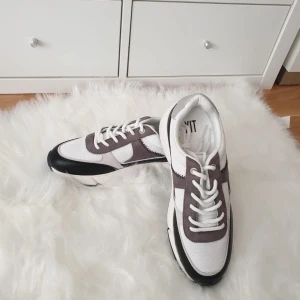 Sneakers  - Helt nya par skor. Storlek 38 men passar även storlek 37. Aldrig använda.