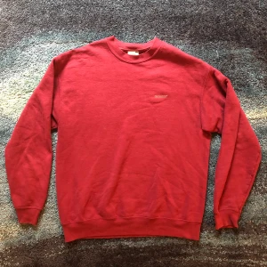 Vintage fruit of the loom crewneck (Large) - Säljer denna vintage Crewneck, lite wear på trycket men annars bra skick! True to size Large.