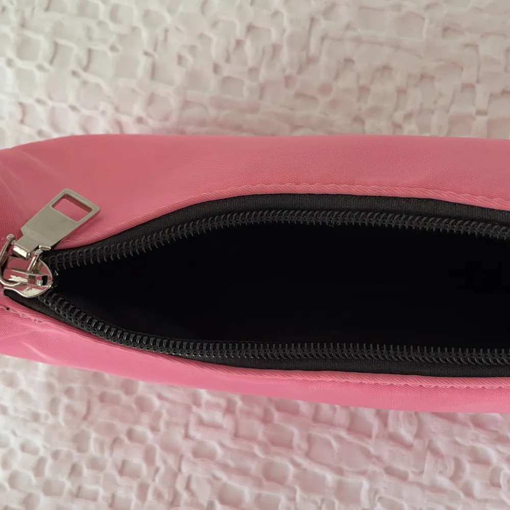 Säljer denna rosa söta väska som är svart inuti. Använd en gång och är i superbra skick!💓. Laukut & Käsilaukut.