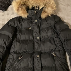 Vinterjacka  - Polo vinter jacka. Äkta päls. Inga skador eller fläckar. Köpte pälsen enskilt, 1200kr sammanlagt. Säljer för 700kr( priset går att diskutera). Ganska lång, täcker rumpan men hamnar lite över knäna. Passar både xs och s🥰🧸