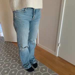 Jeans Zara - Säljer nu dessa jeans från zara i modellen mid Rise straight ❤️ Byxorna kommer inte till användning och därför säljer jag dem, de är i storlek 34❤️