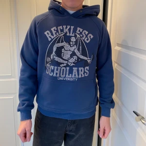 Reckless Scholars Hoodie  - Säljer denna sköna Reckless Scholars Hooide på grund av att den inte kommer till användning. Superfint skick, använt några gånger. Ordinarie pris 1000kr😆