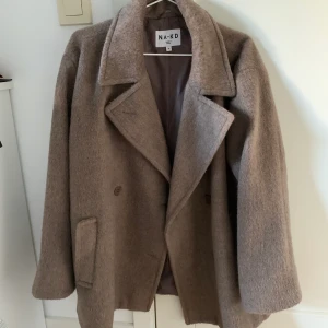 Kappa - Snygg slutsåld kappa från NAKD. Använd max 3 gånger, i väldigt bra skick. Färgen syns bäst på första bilden. Storlek 36. Köpare står för frakt🫶🏼