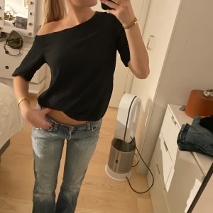 Blus  - Så snygg oneshoulder blus ifrån Ahlvar Gallery! Köpt för 2000
