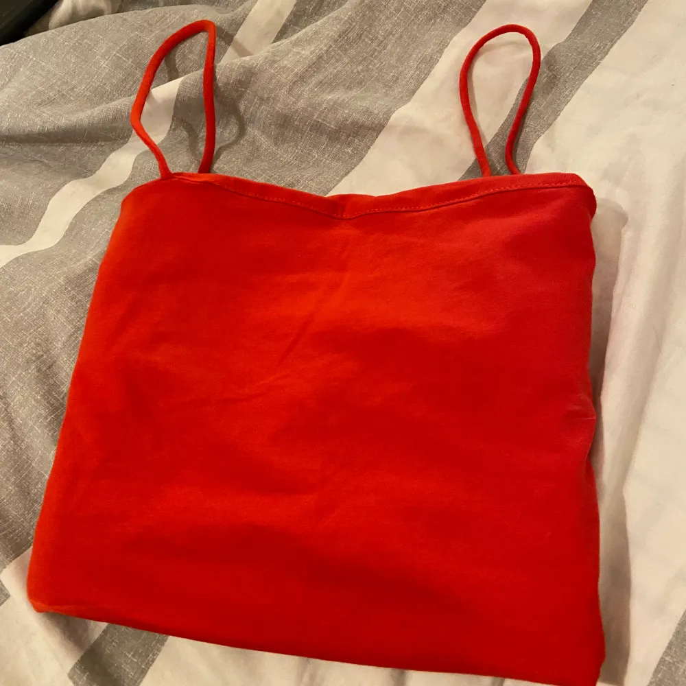 Basic rött linne, aldrig använt. Från Gina Tricot i storlek M men kan även passa som S❤️ Säljs eftersom den är för stor för mig!. Toppar.