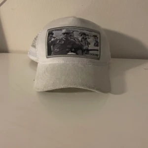 S2 C9 maggiore keps  - En Nästan helt ny Maggiore keps till salu nu pga att den inte används längre. Den har inga synliga fläckar frotté är lite förstört där fram på kepsen men det är inget man tänker på när den sitter på. Pris ett kn diskuteras