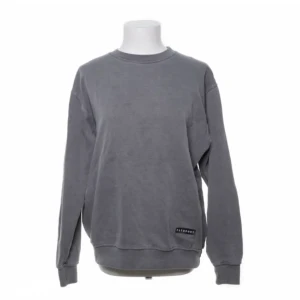 hoodie  - Sjukt snygg collegtröja från pull & bear. Fråga för fler bilder, nypris var 299kr jag säljer för 90kr + frakt🌸🌸 Ganska overzised. 