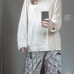 fina och luftiga loungewear byxor som funkar lika bra som mysplagg som del av en höstig outfit :)) använt mkt men skicket är ändå mkt gott <3 pris går att diskutera !