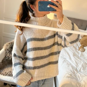 Stickad tröja!!! - Säljer denna så mysiga stickade polo tröja som är perfekt till hösten🍁🍁