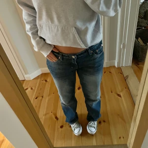 Low waist Weekday jeans - Säljer dessa svin snygga låmidjade jeansen från Weekday som är lite för stora för mig❤️ Passar till allt!! Köpte för 499 kr o säljer för 290kr
