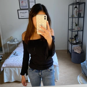 Bik bok tröja med vida ärmar - Svart off-shoulder tröja med vida ärmar från Bik Bok. Är i bra skick, säljer då jag inte använder den.