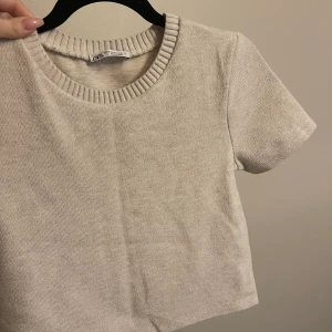 Zara topp - Säljer denna topp från zara i storlek M, men skulle säga att den passar xs-m. Slutsåld på hemsidan och nypris var 259kr. Säljer för 150❤️Kan gå ner i pris vid snabbköp