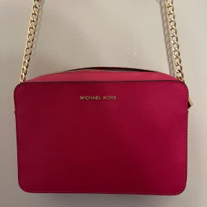Äkta Michael kors väska  - Säljer en fin äkta Michael kors väska som knappt är använd!  Ny pris 4000kr