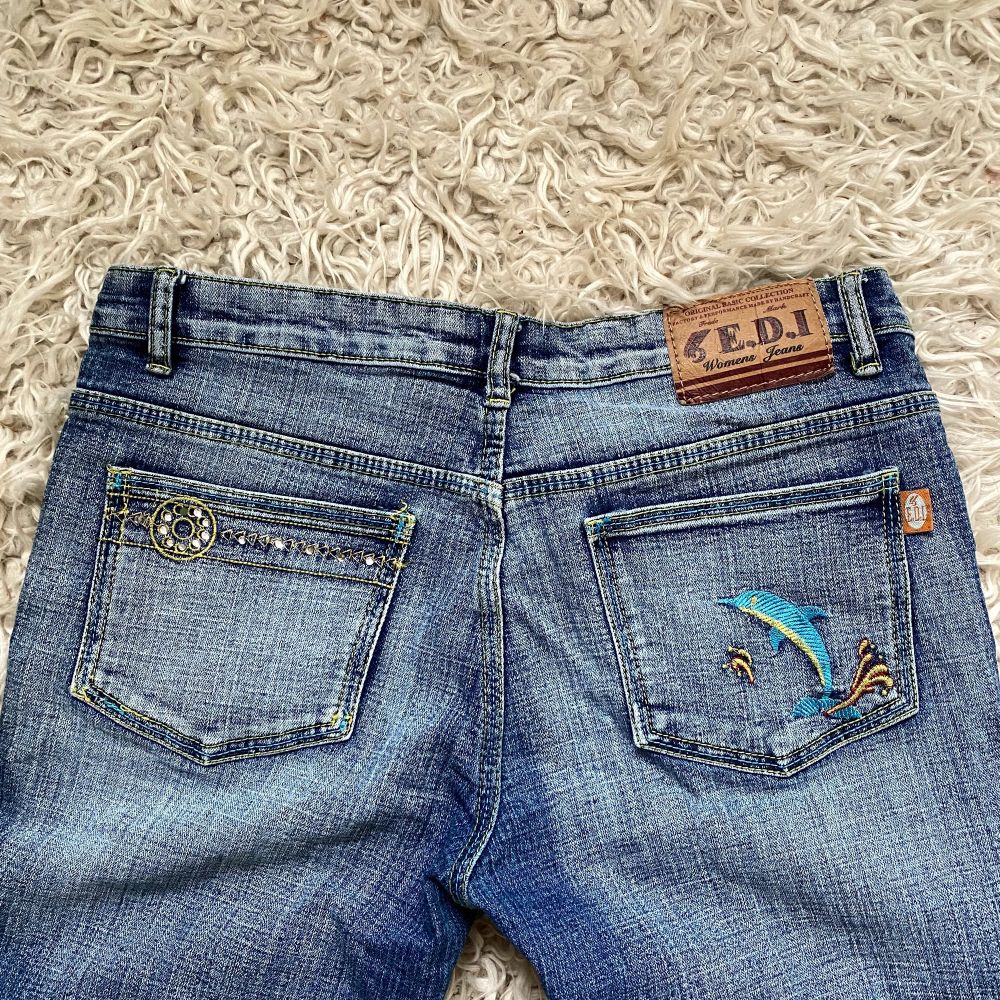 Lågmidjade bootcut jeans från E.D.I, så najs bakfickor 💘🐬midja 40, innerben 84, jae 165. Jeans & Byxor.