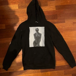 Svart Hoodie med tryck  - Svart hoodie med tryck fram. Storlek S. Aldrig använd! 