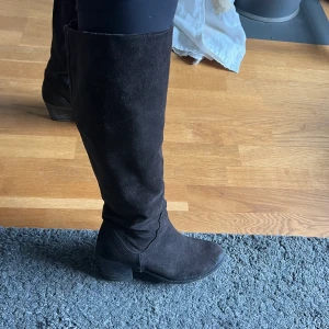 Stövlar - Säljer dessa boots i mörkbrun mocka. De är perfekt höjd på klacken, så sköna! Säljer för jag redan har så många boots. Skriv för mer info