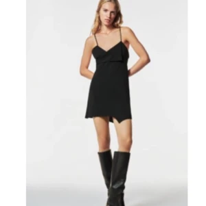 Svart zara klänning - Snygg zara klänning använd 1 gång😍