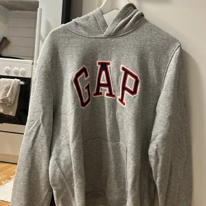 Gap Hoodie - Gap hoodie i storlek L. Tröjan är i fint skick.