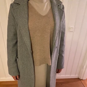 Snygg kappa - Säljer denna väldigt fina kappan då den inte kommit till användning. Om ni vill ha fler och lite bättre bilder är det bara att höra av sig🥰