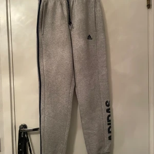 Byxor - Fina adidasbyxor, använda max 3 ggr. 