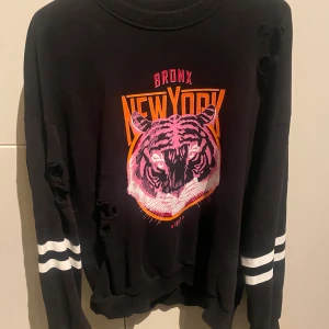 Svart tröja med tryck - Nyskick.  Finns att hämta i Sandviken, kan även skickas, jag står för frakten☺️