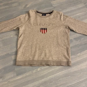 Gant sweatshirt - Gant sweatshirt passar både dam och herr.  Storlek L men passar M också ifall man vill ha den lite oversized. Passar bra nu till hösten. Inga hål eller fläckar på den, i bra skick.