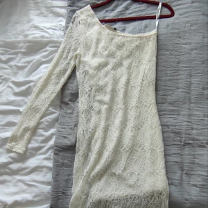 Klänning från Only - Här är en otroligt fin klänning i Brage/vit från Only. Skönt material.  Använd 2-3 gånger bara och är i otroligt fint skick!