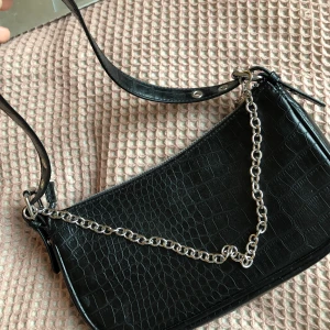 Svart väska - Superfin svart väska från h&m. Endast använd några gånger! Frakt tillkommer på 30kr.