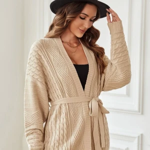 Stickad kofta - Super mysig beige stickad kofta. Säljer då det inte är min storlek, aldrig använt, Storlek XS🌸