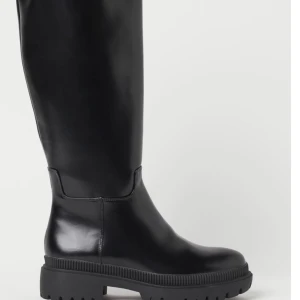 Stövlar hm  - Snygga stövlar från hm. Slutsålda på hemsidan.   Storlek 38 (ej äkta skinn)   Mycket fint skick! 