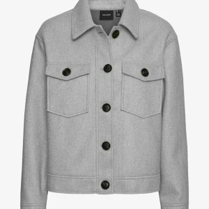 Grå Vero Moda Kappa Jacka - Säljer denna fina kappa/jacka i strl L men funkar även som M⚡️🤍 Endast använd ett fåtal gånger, i väldigt bra skick utan defekter! Säljer för 300 kr, frakt står köparen för!❤️‍🔥