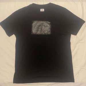 Cp company t-shirt - Säljer nu min Cp company t-shirt då jag inte andvänder den. Nypris: 850kr