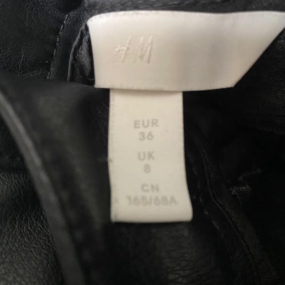 Skinn byxor från H&M i mjukt material, anpassade för vintern. Använda få gånger och är i bra skick. För fler frågor kontakta gärna.. Jeans & Byxor.