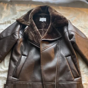 Bikerjacket Na-kd - I mycket bra skick då den knappt är använd. Säljer pga att den inte kommer till användning. Storlek 36 med en oversized passform. Nypris 1069 kr, säljer den för 400 kr.