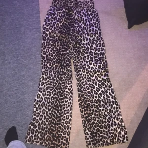 H&M vida leopard byxor  - silkesbyxor från h&m storlek xs normal i längd, original pris 199, aldrig använda, endast provade