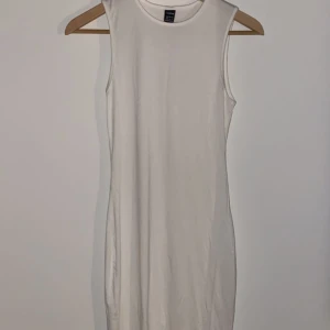 Vit Klänning  - Säljer denna vita klänning från Shein. Köpt i somras men aldrig använt, ”prislapp” kvar. Tycker den är för lång för mig men formar kroppen fint! Kom privat för fler bilder❤️❤️