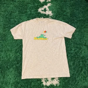 Butter T-shirt ”Frog” - Fett Butter tröja köpt på streetlab i Malmö för 450kr. Sparsamt använd och i topp skick.