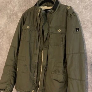 Vinterjacka  - Hej, säljer denna otroligt sköna vinterjacka Köpte den i februari, använd 2 gånger. Som helt ny. 